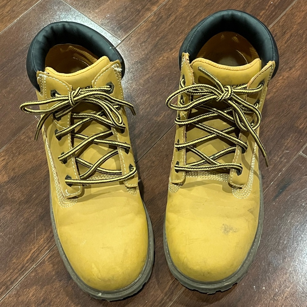 EUC - Skechers Mecca Mitigate Boys Flat Ankle Boots Casual Classic - Kids Size 4